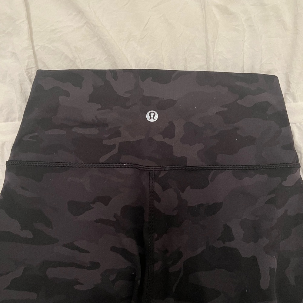 Lululemon camo wunder leggings
Original length, no hems
Size 6
